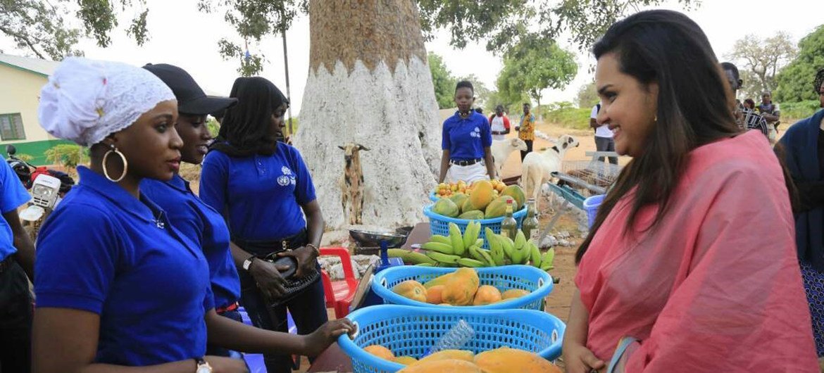 Vijana wa Afrika wako mstari wa mbele katika ujasiriamali kama inavyoonekana pichanihuko Gambia walipotembelewa na mjumbe maalum wa UN kuhusu vijana, Jayathma Wickramanayake (kulia)